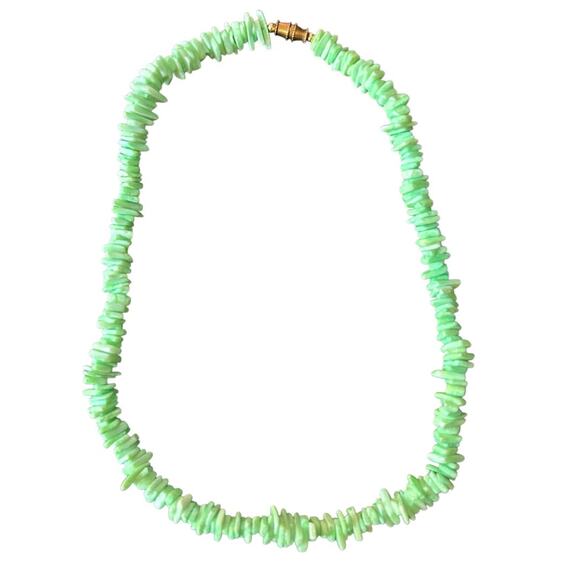 Vintage Spring Green Pukka Chip Bead Necklace Barrel Clasp 16 Inch - Picture 5 of 5